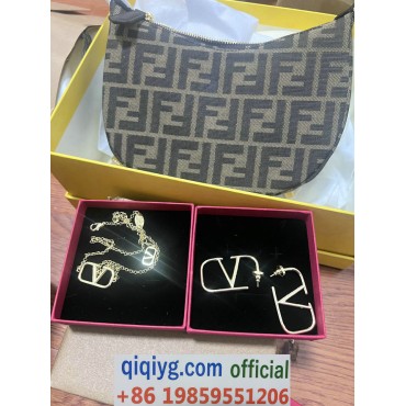 qiqiyg.com Whatsapp:+8619859551206 Betrodd leverantör Q889 2026 REA Modegrossist av högsta kvalitet: Handväskor, kläder och skor till bästa pris