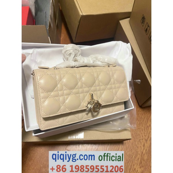 qiqiyg.com Whatsapp:+8619859551206 Betrodd leverantör Q692 2026 REA Modegrossist av högsta kvalitet: Handväskor, kläder och skor till bästa pris