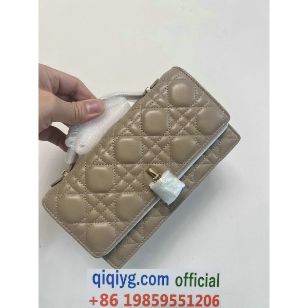 qiqiyg.com Whatsapp:+8619859551206 Betrodd leverantör Q829 2026 REA Modegrossist av högsta kvalitet: Handväskor, kläder och skor till bästa pris